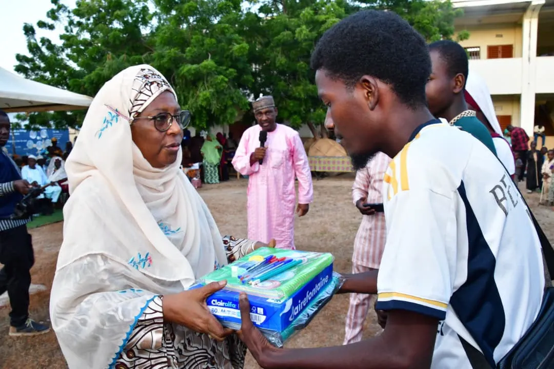 APPUI SCOLAIRE À GAROUA - L'Hon. Oummoul Koulchoumi Ahidjo équipe 294 élèves pour la rentrée