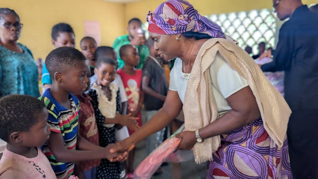 RENTRÉE SCOLAIRE 2026-2027 - L'Hon Mary Muyali Meboka équipe les élèves de kits scolaires dans le Ndian
